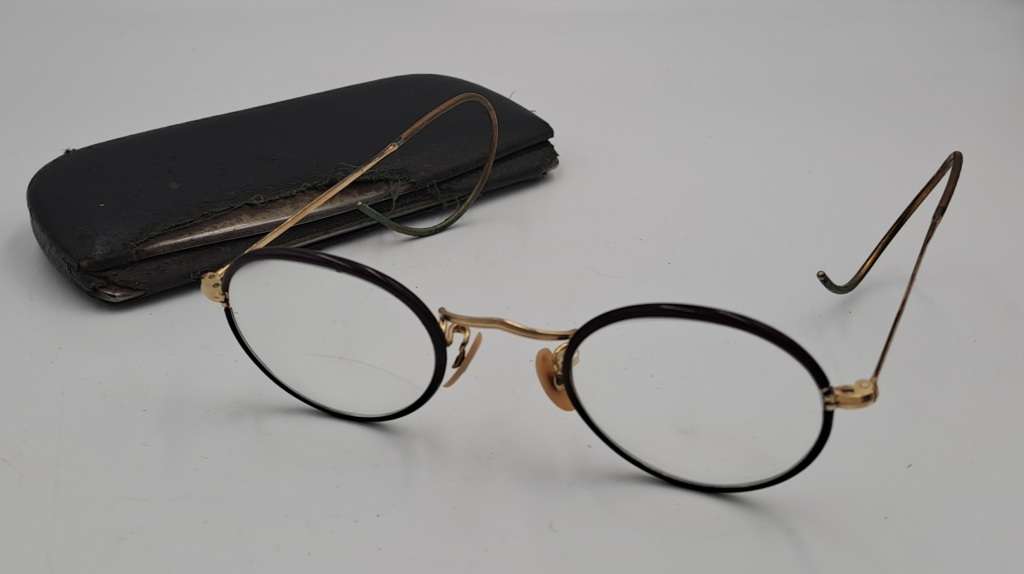 Vintage Multifocal reading Glasses - in Case (see condition of the case)