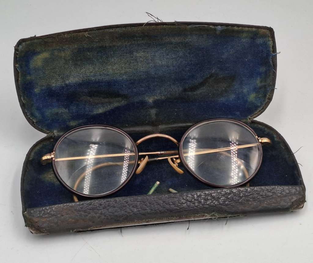 Vintage Multifocal reading Glasses - in Case (see condition of the case)