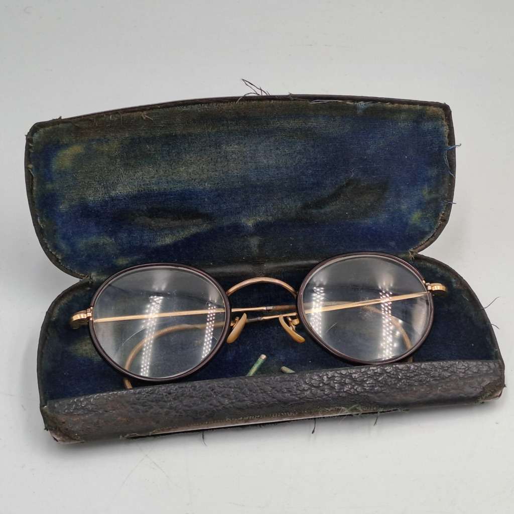 Vintage Multifocal reading Glasses - in Case (see condition of the case)