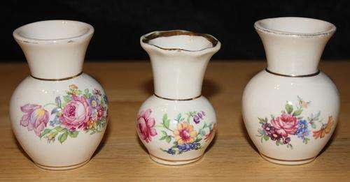 3 lovely hand painted porceline vases with flower motive -130g -66mm and 55mm high - see all photo's