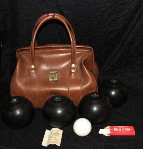 4 Vintage Henselite bowling balls and white ball in Leather bag -7.670kg  see all photo's