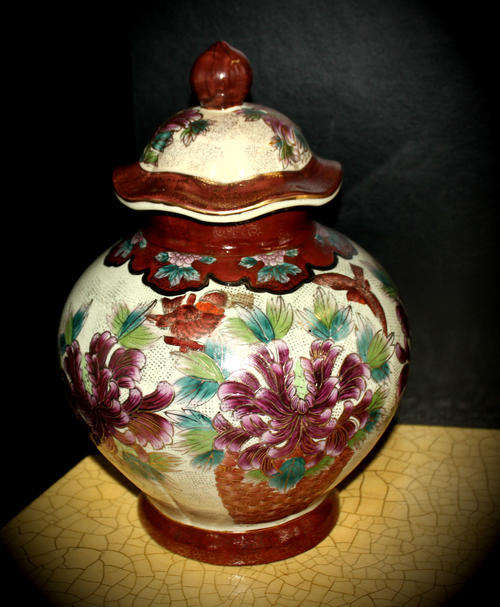 A Lovely large Vase with lid 330x220mm