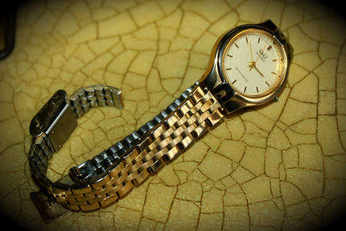 Q Q Ladies Quartz watch Working but adjustment knob missing Base Metal Bezel
