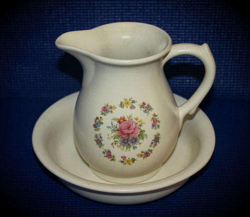 a small  Pitcher and Bowl Set (Unmarked) Pitcher= 155x170x110mm