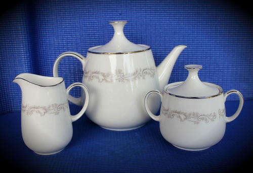 Notitake Ivory China 7540-MARQUIS Japan Teapot creamer and Sugarpot _pot lid inside small chipped