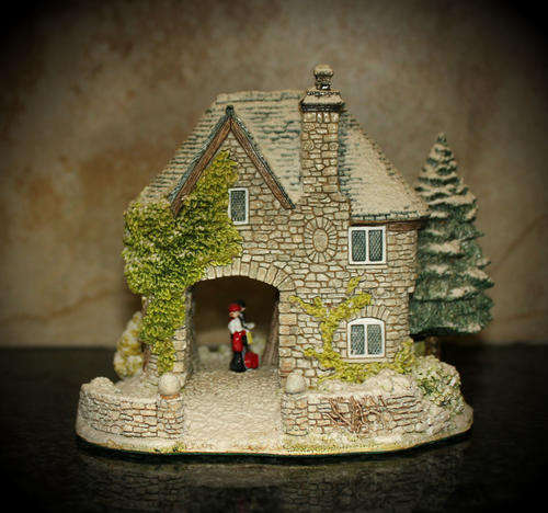 1994 Collectable Hand made England  Liliput Lane " Snowdon Lodge"