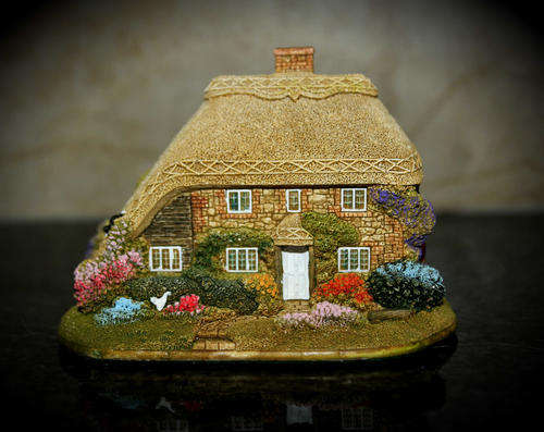 2010  Collectable Hand made England  Liliput Lane "Cat Slide Cottage"