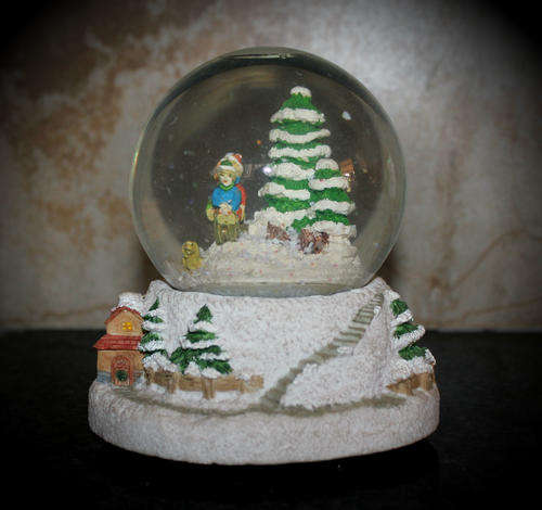 Collectable Sankyo Twinkle Music Box snow Globe 150x127mm plays a Tune when winded