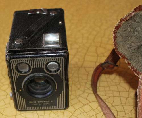 Antique Camera 1947-1957 Brownie Six-20 E made by Kodak as in Photo's (with bag)