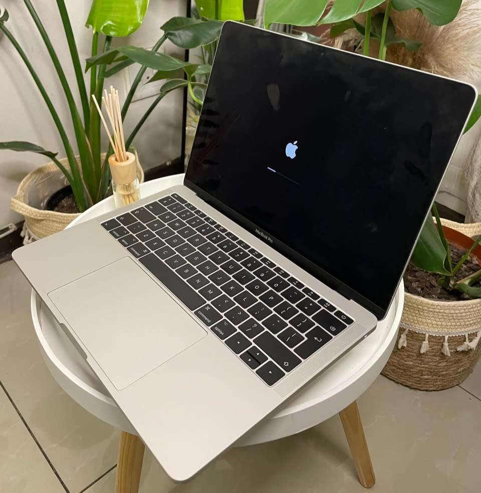 2017 MACBOOK PRO  CORE I5