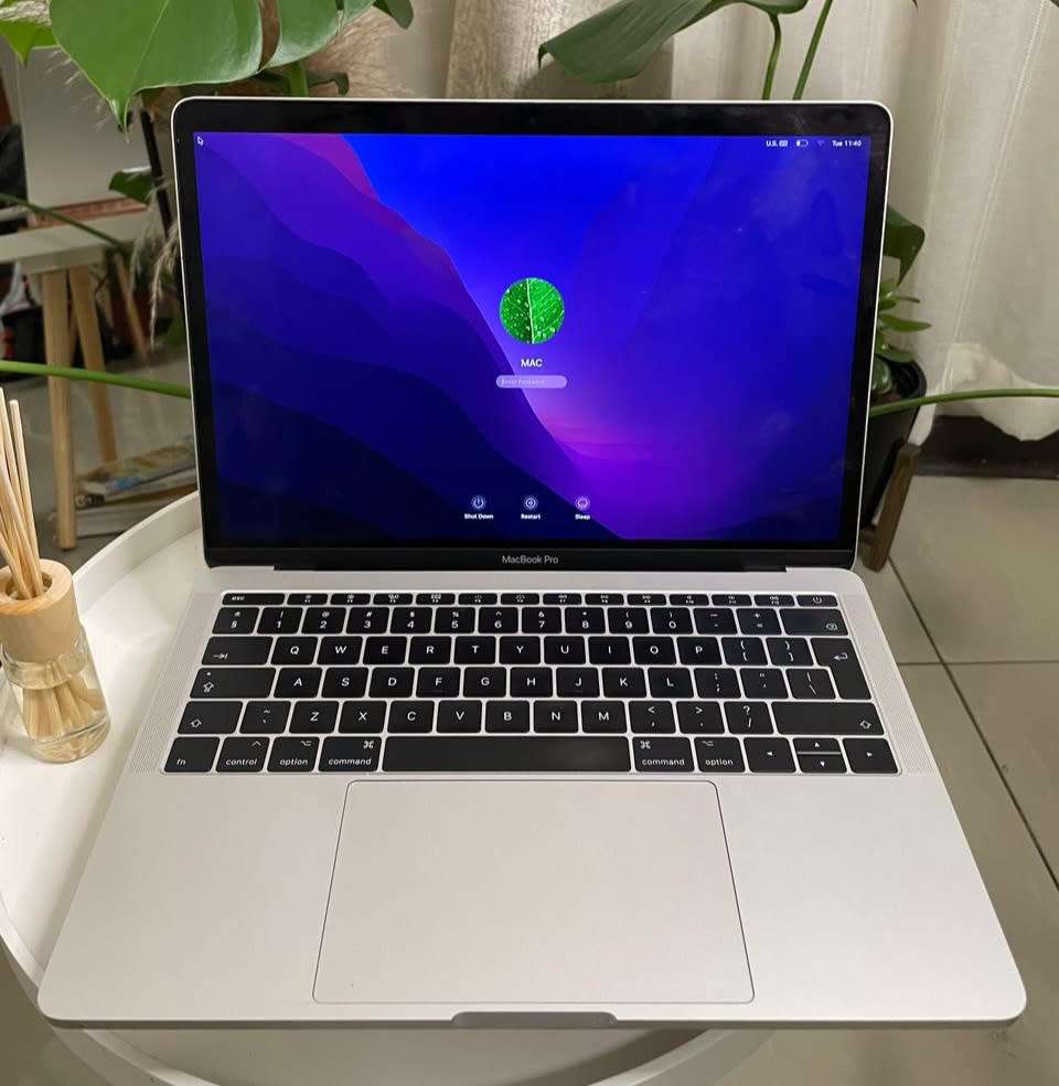 2017 MACBOOK PRO  CORE I5