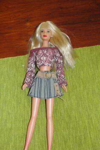 Barbie green eyes and red lips