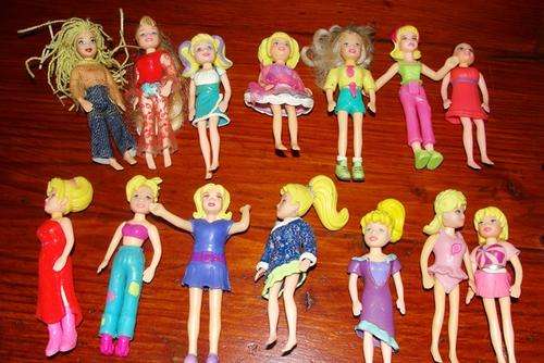 14 Polly Pocket dolls with bag full of rubber clothes