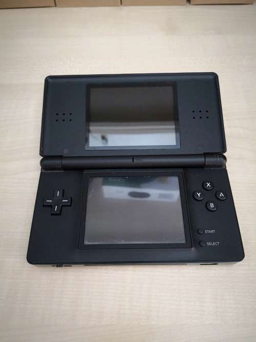 Nintendo DS Lite With Charger & R4 Cartridge & Micro SD CARD