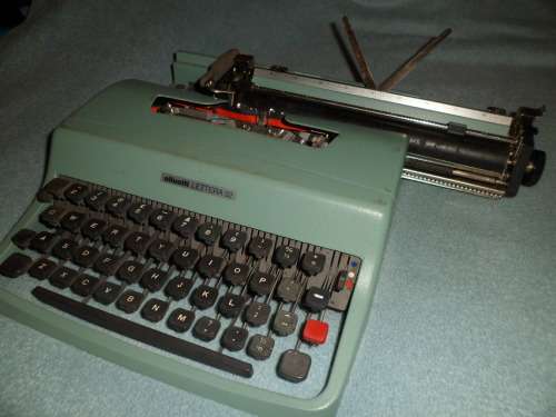 Olivetti Lettera 32 typewriter