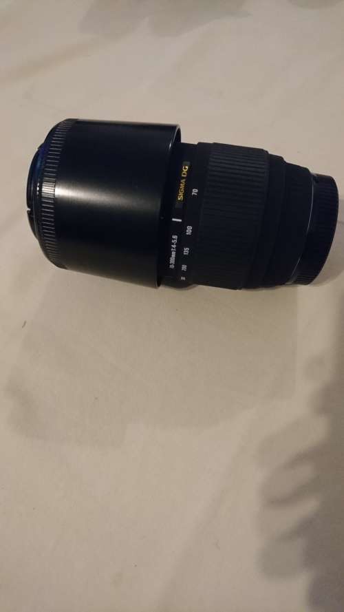 Sigma 70-300mm f4-5.6 macro zoom lens for sony