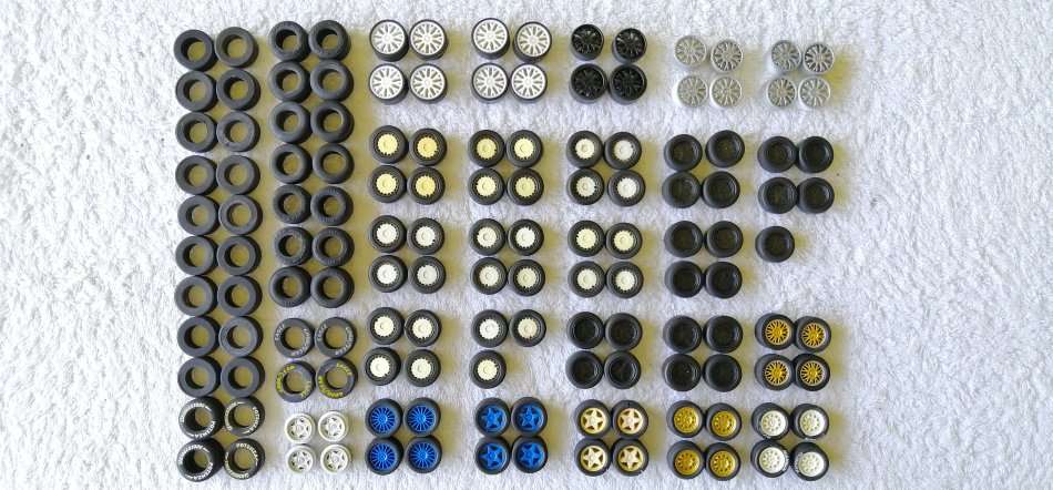 Scalextric - 140 Assorted Wheel Hubs/Tyres