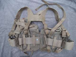 OLD SOUTH AFRICAN ARMY WEBBING WITH 2 KIDNEY POUCHES AND 4 AMMO POUCHES