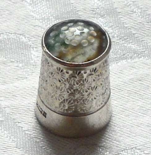 STERLING SILVER THIMBLE WITH GREEN AGATE TOP BIRMINGHAM 1970