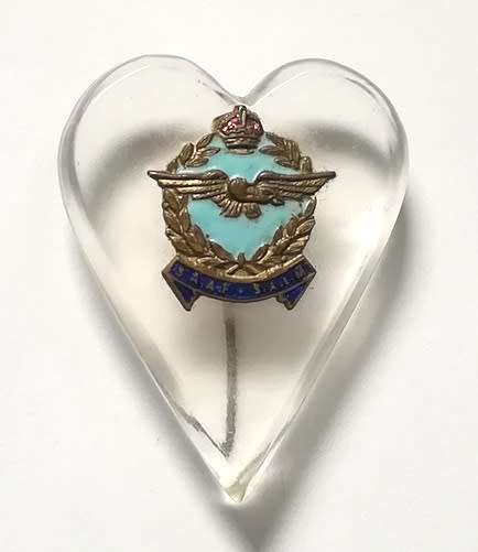 S.A.A.F. SOUTH AFRICAN AIR FORCE SWEETHEARTBROOCH ENAMEL + GILT PERSPEX 18 X 18MM
