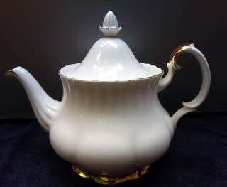 ROYAL ALBERT BONE CHINA ENGLAND **VAL D'OR** LARGE TEAPOT 250 X 150 X 220MM