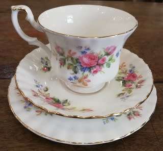 ROYAL ALBERT BONE CHINA ENGLAND **MOSS ROSE** 12 X TRIOS **BID PER TRIO**