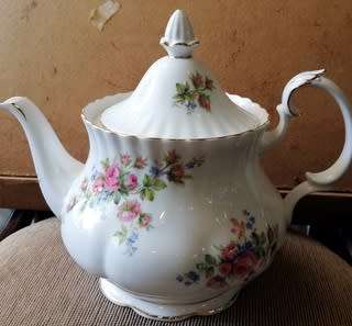 ROYAL ALBERT BONE CHINA ENGLAND **MOSS ROSE**TEAPOT 210 X 260 MM