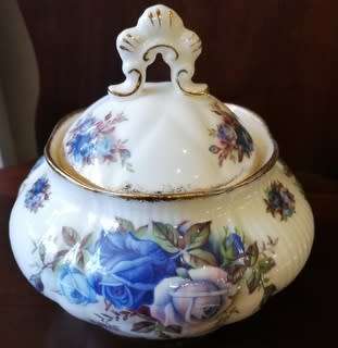 ROYAL ALBERT BONE CHINA ENGLAND **MOONLIGHT ROSE** SUGAR BASIN AND LID  130 X 120 MM