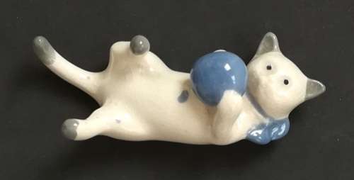 WADE SLIP CAST PORCELAIN CAT 1930'S 70X30MM