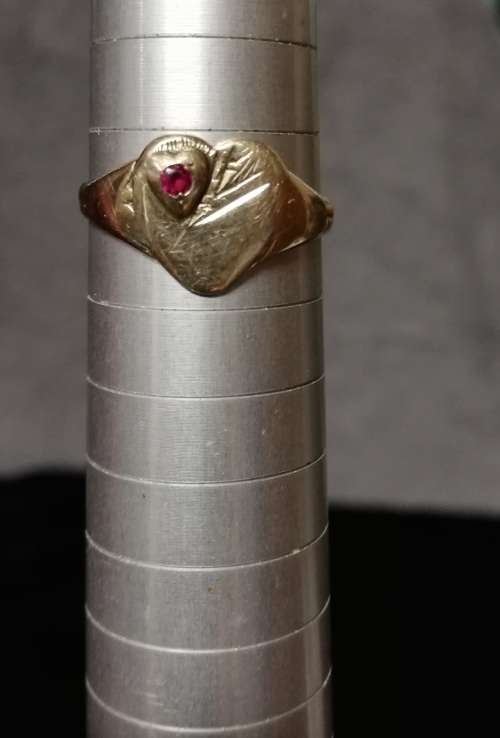 9CT GOLD HEART RING WITH GARNET TOTAL WEIGHT 1.7 GRAMS SIZE M