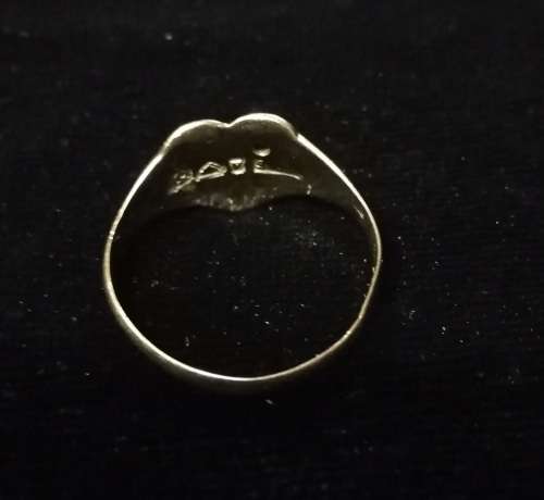 9CT GOLD HEART RING WITH GARNET TOTAL WEIGHT 1.7 GRAMS SIZE M