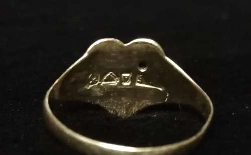 9CT GOLD HEART RING WITH GARNET TOTAL WEIGHT 1.7 GRAMS SIZE M