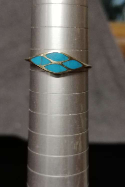 9CT GOLD AND TURQUOISE RING TOTAL WEIGHT 1.0 GRAMS SIZE N1/2