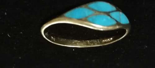 9CT GOLD AND TURQUOISE RING TOTAL WEIGHT 1.0 GRAMS SIZE N1/2