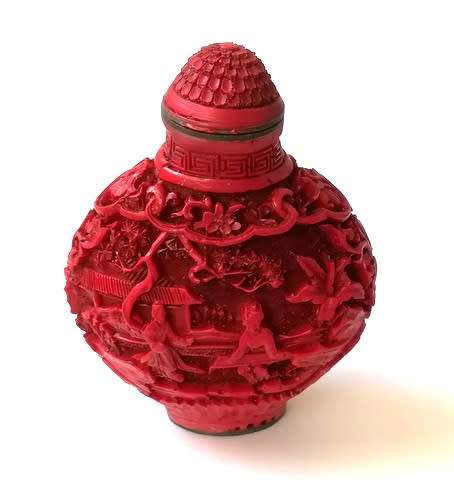 CHINESE EXPORT RED CINNABAR SNUFF BOTTLE WITH SPOON **SEAL MARK**