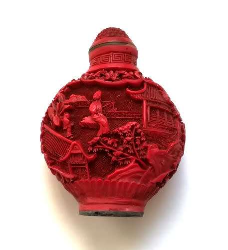 CHINESE EXPORT RED CINNABAR SNUFF BOTTLE WITH SPOON **SEAL MARK**