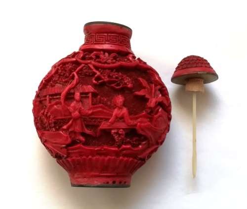 CHINESE EXPORT RED CINNABAR SNUFF BOTTLE WITH SPOON **SEAL MARK**