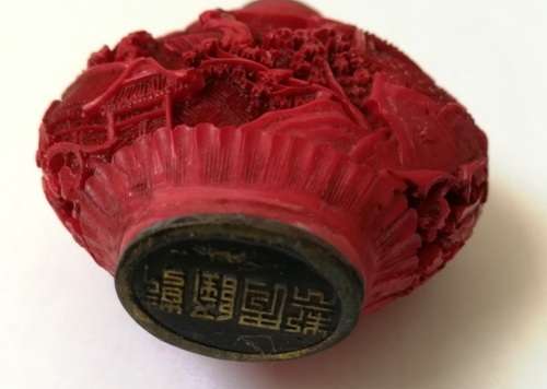 CHINESE EXPORT RED CINNABAR SNUFF BOTTLE WITH SPOON **SEAL MARK**