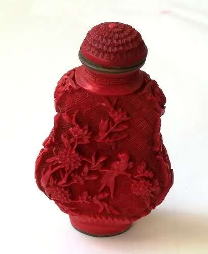CHINESE EXPORT RED CINNABAR SNUFF BOTTLE WITH SPOON **SEAL MARK**