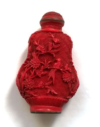 CHINESE EXPORT RED CINNABAR SNUFF BOTTLE WITH SPOON **SEAL MARK**