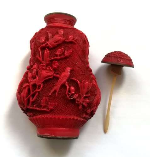CHINESE EXPORT RED CINNABAR SNUFF BOTTLE WITH SPOON **SEAL MARK**
