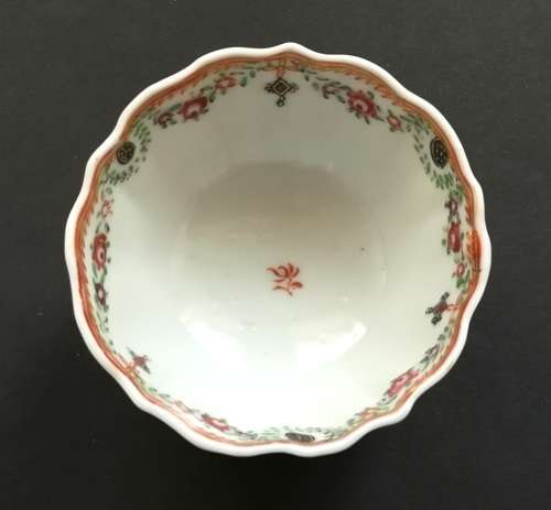 18TH CENTURY CHINESE TEA BOWL 75 X 45MM **NIKS TO BASE**