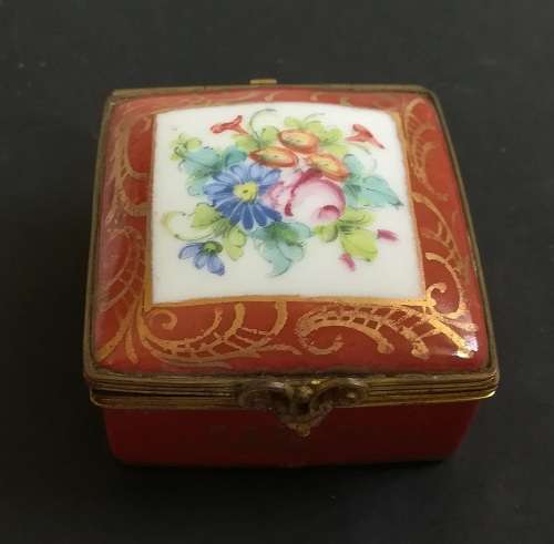VINTAGE LIMOGES FRANCE HAND PAINTED TRINKET BOX **EXCELLENT CONDITION** 50 X 50 X25MM