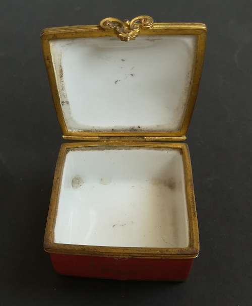 VINTAGE LIMOGES FRANCE HAND PAINTED TRINKET BOX **EXCELLENT CONDITION** 50 X 50 X25MM