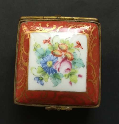 VINTAGE LIMOGES FRANCE HAND PAINTED TRINKET BOX **EXCELLENT CONDITION** 50 X 50 X25MM