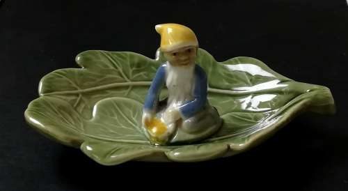 WADE IRELAND LEPRECHAUN ON LEAF PIN TRAY 65X100MM