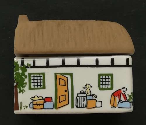 WADE NO.1 WHIMSEY IN THE VALE  "ANTIQUE SHOP " 33X39MM