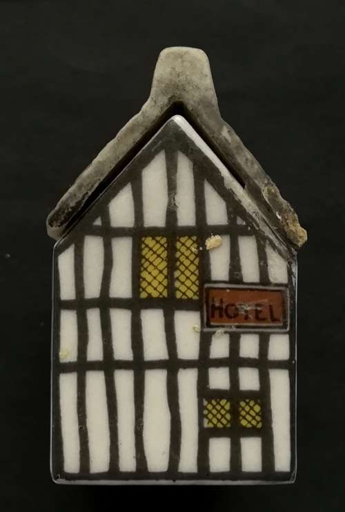 WADE HOUSES NO.15 THE STAG HOTEL 45X66MM  WHIMSEY ON WAY