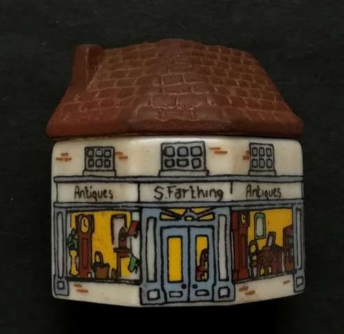 WADE HOUSES NO.10 THE ANTIQUE SHOP 35X37MM  WHIMSEY ON WAY