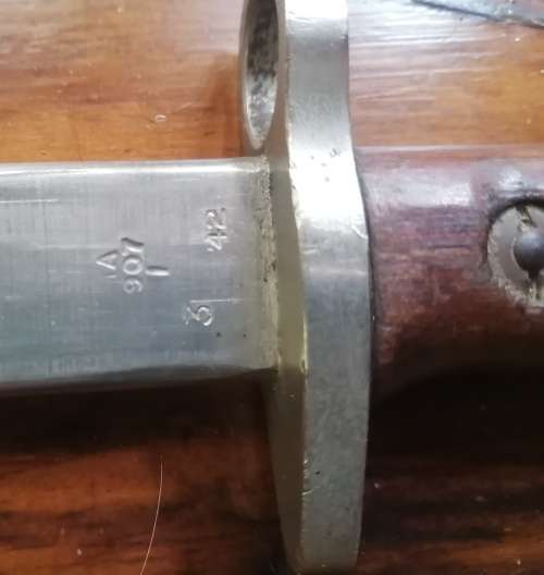 WW2 AUSTRALIAN LEE ENFIELD PATTERN MA1907 BAYONET HANDLE  SLAZ LEATHER SCABBARD BLADE LENGTH 430MM